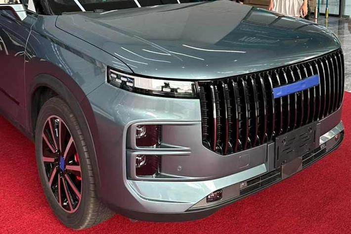Jaecoo 7 vốn được phát triển dựa trên cơ sở gầm bệ của mẫu xe đàn anh Chery Tiggo 7 Plus, xe sở hữu chiều dài 4.451 mm và chiều dài cơ sở 2.650 mm. Như vậy, mẫu xe này cũng có kích thước khá lỡ cỡ như Toyota Corolla Cross khi lớn hơn SUV cỡ B nhưng nhỏ hơn SUV cỡ C.