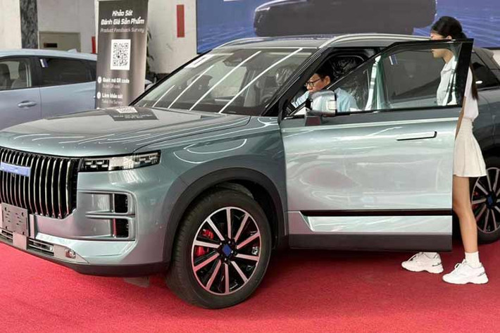 Mới đây, tập đoàn Geleximco, đối tác của hãng xe Chery đã bất ngờ cho trưng bày các mẫu xe của hãng Trung Quốc sẽ sớm bán chính hãng tại Việt Nam trong đó có mẫu SUV Chery Jaecoo 7 2023 mới, đây là sự kiện nhằm đánh giá phản ứng của người tiêu dùng và thú vị hơn, logo của hãng cũng như tên xe đã được che đậy bằng băng keo.