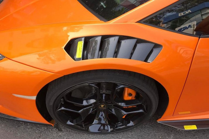 Hiện ngoại hình chiếc siêu xe Lamborghini Huracan LP610-4 màu cam này khi bán cho chủ mới chỉ còn bộ mâm Navaja-ECL. Ngoài chiếc xe này ra, tại thị trường Việt Nam còn hai chiếc Lamborghini Huracan LP610-4 màu cam. Một xe nằm trong garage khá kín tiếng ở Sài thành và siêu xe còn lại mang biển số 43A-567.89.