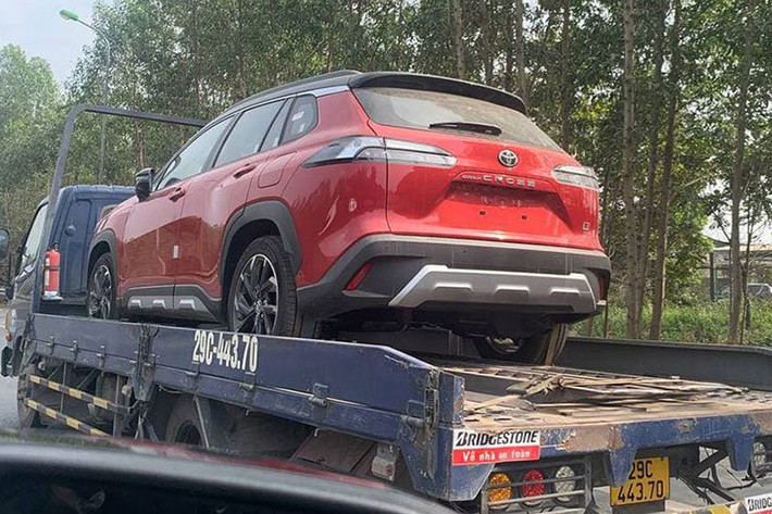 Với phiên bản thường đang bán ở Việt Nam, phiên bản thể thao Toyota Corolla Cross GR Sport 2022 sở hữu nhiều chi tiết khác biệt với bộ bodykit mới như lưới tản nhiệt sơn đen với họa tiết tổ ong mới.