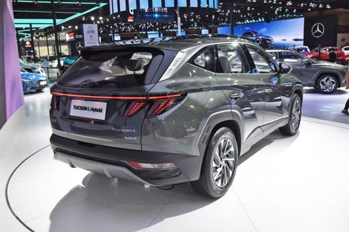 Kết hợp với hộp số tự động 6 cấp, hệ truyền động hybrid kể trên giúp Hyundai Tucson L hybrid 2022 mới tiêu thụ lượng xăng trung bình chỉ 5,6 lít/100 km, theo tiêu chuẩn WLTC. Như vậy, Hyundai Tucson L 2022 dành cho thị trường Trung Quốc dùng hệ truyền động hybrid khác với xe ở Hàn Quốc.