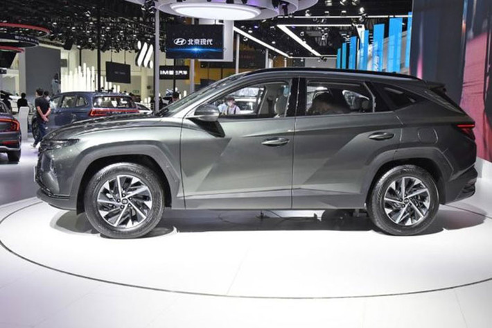 Tại xứ sở kim chi quê nhà, mẫu xe SUV Hyundai Tucson Hybrid được trang bị động cơ xăng tăng áp 1.6L, tạo ra công suất tổng cộng 227 mã lực và mô-men xoắn cực đại 350 Nm, kết hợp cùng mô-tơ điện. Nhờ đó, Hyundai Tucson Hybrid ở Hàn Quốc tiêu thụ lượng xăng trung bình 6,17 lít/100 km.