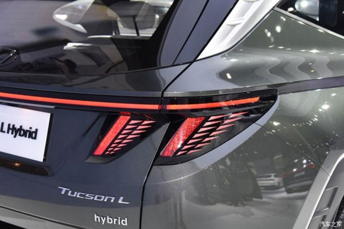 Được áp dụng ngôn ngữ thiết kế Sensuous Sportiness, Hyundai Tucson L Hybrid 2022 sở hữu lưới tản nhiệt hoàn toàn mới và không có viền. Lưới tản nhiệt này tích hợp dải đèn LED định vị ban ngày hình học độc đáo có tên “Parametric Hidden Lights” ở hai bên. Ngoài ra, xe còn đi kèm đèn pha chính nằm ở 2 góc cản trước, bên dưới đèn LED định vị ban ngày.