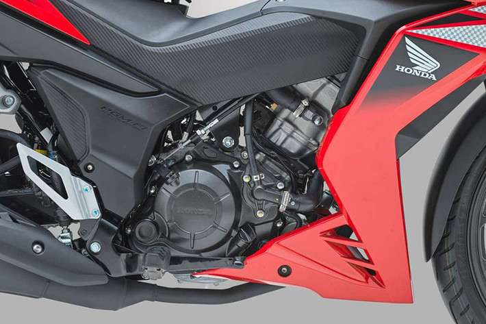 So với phiên bản cũ, có vẻ như động cơ của Honda RS150R 2022 mới đã được hiệu chỉnh lại để có công suất mạnh hơn đôi chút. Đi kèm với động cơ này là hộp số côn tay 6 cấp.