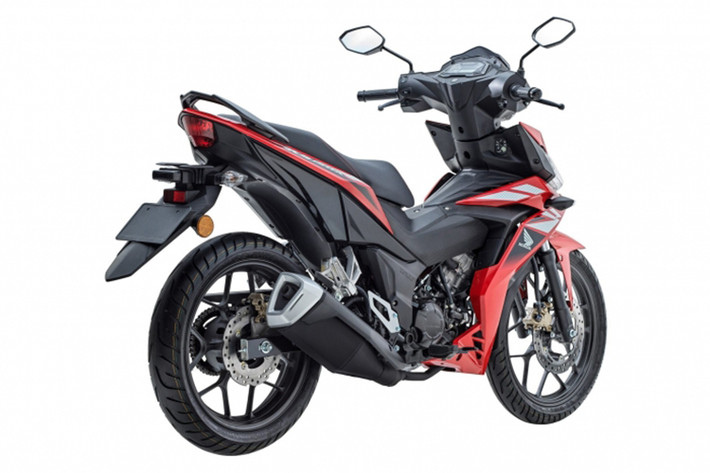 Dàn chân tiêu chuẩn của xe vẫn bao gồm cặp phuộc trước dạng ống lồng và giảm xóc đơn phía sau, vành đúc 17 inch, phanh đĩa trước, sau với kích thước lần lượt 296mm và 190mm. Đồng hồ của xe là màn hinh kỹ thuật số hiển thị đa thông tin, bình xăng có dung tích 4,5 lít không đổi.