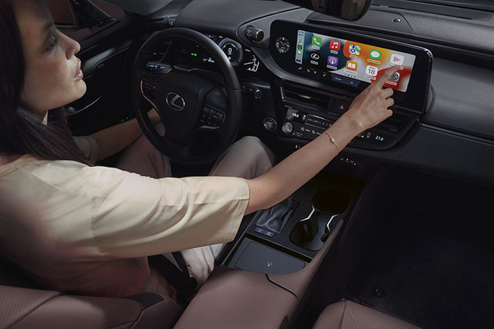 Chưa dừng ở đó, hệ thống thông tin giải trí mới của Lexus ES 2023 có thêm hệ thống định vị dựa trên đám mây, cung cấp thông tin về giao thông và đường sá theo thời gian thực. Bên cạnh đó, người dùng có thể sử dụng hệ thống này để xem nhiều thông tin khác như giá xăng dầu và giá đỗ xe ở từng khu vực.