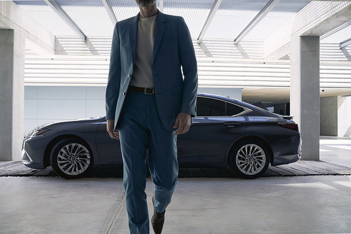 Những thay đổi của Lexus ES 2023 nâng cấp mới chủ yếu tập trung vào trang bị. Trong khi đó, thiết kế ngoại thất của mẫu sedan hạng sang này vẫn giữ nguyên như cũ.