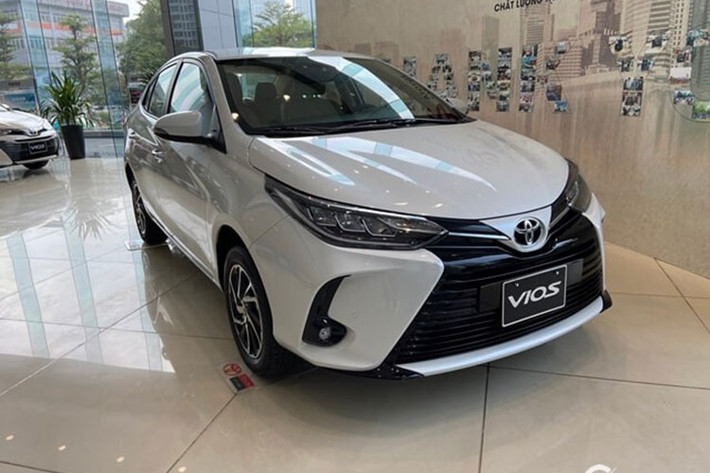 Toyota Vios có doanh số tăng nhẹ so với tháng trước tuy nhiên điều đó là không đáng kể khi doanh số nhiều mẫu xe khác trên thị trường đều tăng mạnh. Bởi vậy mẫu xe này đã rớt xuống vị trí thứ 6 trong top 10, giảm 1 bậc so với tháng trước. Doanh số Toyota Vios đang bám rất sát doanh số đối thủ Hyundai Accent.