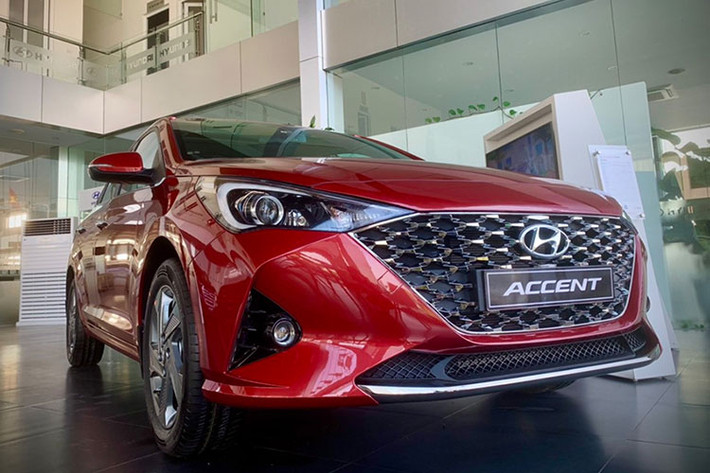 Hyundai Accent với doanh số giảm 251 xe so với tháng trước nên đã tụt 3 bậc trên bảng xếp hạng, từ vị trí thứ 2 xuống vị trí thứ 5. Dẫu vậy Hyundai Accent vẫn là mẫu sedan hạng B bán chạy nhất khi doanh số cao hơn đối thủ Vios khoảng 40 xe.