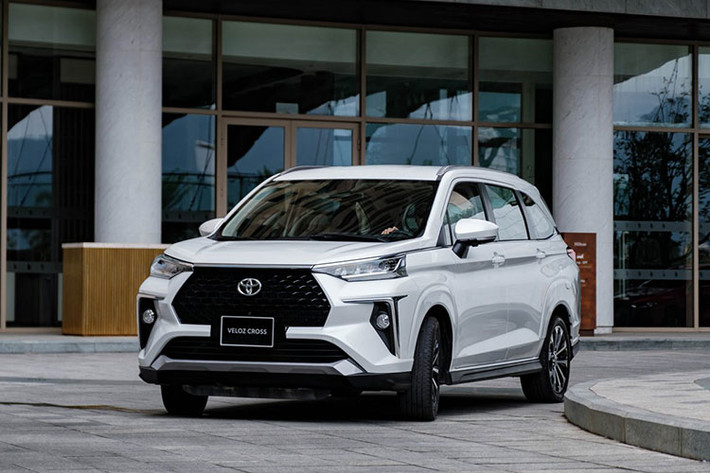 Dù mới ra mắt người dùng Việt vào cuối tháng 3/2022 nhưng Toyota Veloz Cross đã chứng tỏ được sức hút đối với khách hàng Việt. Trong tháng 8/2022, Toyota Veloz Cross tiếp tục là 1 trong 3 mẫu xe có doanh số cao nhất thị trường với 1.513 xe, tăng 118 xe so với tháng trước.