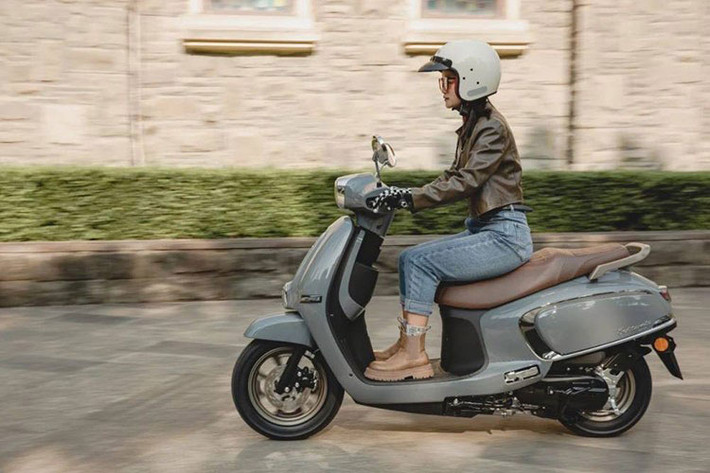 Dù chưa được trang bị hệ thống phanh kết hợp (CBS) hay chống bó cứng phanh (ABS), cấu hình này vẫn đảm bảo hiệu quả phanh ổn định trong điều kiện di chuyển đô thị thường ngày. Theo công bố tại thị trường Trung Quốc, Suzuki US125 có giá dao động từ 10.180 đến 10.380 nhân dân tệ (tương đương khoảng 35,8–36,5 triệu đồng).