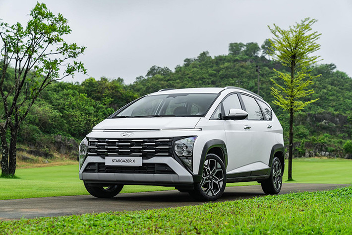 Về tổng thể thiết kế, Hyundai Stargazer X tại Việt Nam có thiết kế khá táo bạo khi kính chắn gió được thiết kế vát liền mạch với nắp capo kéo dài ra xuyên suốt tổng thể xe. Stargazer X được thiết kế mang tinh thần SUV với lưới tản nhiệt thiết kế mới tạo hình 3D mạ Crom, nắp capo dập nổi tạo nên vẻ gân guốc, mạnh mẽ.