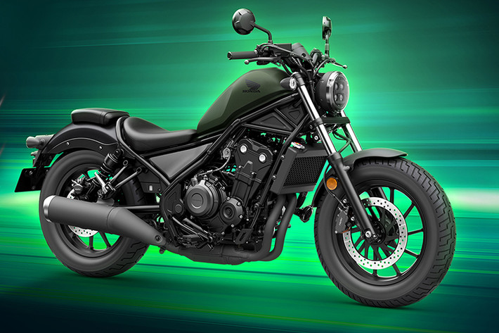 Là một trong những mẫu phân khối lớn đầu tiên được Honda bán chính hãng tại Việt Nam từ năm 2018, mẫu xe môtô Honda Rebel 500 luôn nhận được sự quan tâm của khách hàng. Ở phiên bản 2024, Rebel 500 sẽ được làm mới với bộ sưu tập màu sắc phong trần, mạnh mẽ nhưng không kém phần lịch lãm.