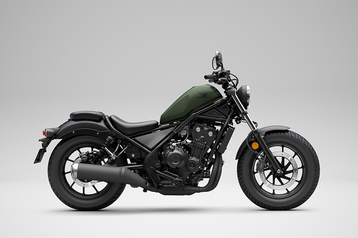 Honda Rebel 500 2024 mới được làm mới với ba sắc màu chủ đạo: Xanh đen mới, Bạc đen mới và Đen nhám được duy trì từ phiên bản 2023. Phiên bản Xanh đen mới sử dụng sắc xanh thay thế cho sắc đỏ ở đời xe 2023. Với phiên bản Bạc đen, màu bạc thay thế cho màu xám ở phiên bản trước.