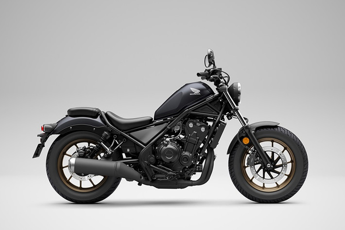 Động cơ xe Honda Rebel 500 2024 tại Việt Nam vẫn được trang bị hệ thống ly hợp hỗ trợ và chống trượt 2 chiều, giúp tay côn và cảm giác sang số nhẹ nhàng hơn và an toàn cho người sử dụng.