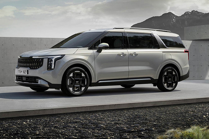 Kia Carnival 2024 mới phiên bản nâng cấp giữa vòng đời đã chính thức trình làng ở thị trường Hàn Quốc vào hồi đầu tháng 11/2023 với 3 tùy chọn động cơ, bao gồm máy xăng, máy dầu và hybrid mới. Sau hơn 1 tháng ra mắt, phiên bản hybrid của mẫu MPV này đã nhanh chóng trở thành lựa chọn yêu thích của khách hàng Hàn Quốc.