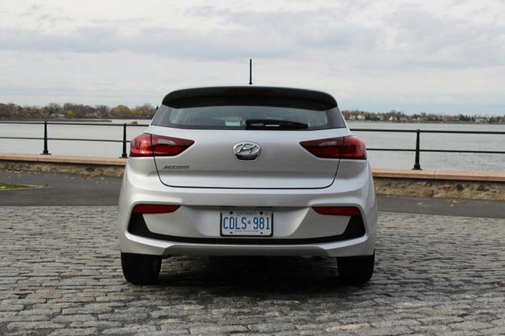 Accent Hatchback 2020 sử dụng đèn hệ thống đèn chiều sáng bằng công nghệ LED hiện đại. Gương chiếu hậu chỉnh điện, tích hợp đèn báo rẽ và có tính năng sưởi.