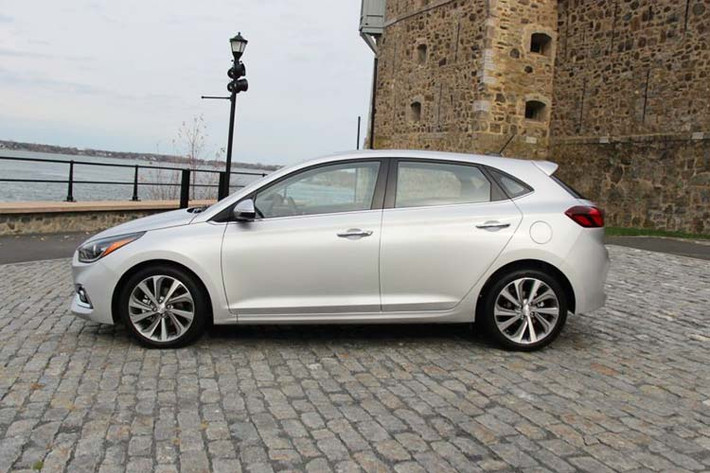 Về ngoại hình Hyundai Accent hatchback mới sở hữu kích thước bao gồm (DxRxC) 4.185×1.729×1.450 mm, chiều dài cơ sở 2.580 mm. Sức chứa khoang hành lý 616 lít.