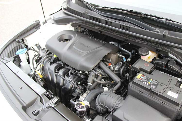 Hyundai Accent Hatchback sở hữu động cơ 4 xi lanh dung tích 1,6 lít công suất tối đa 120 mã lực tại 6.300 vòng/ phút, mô men xoắn cực đại 153 Nm. Hộp số sàn 6 cấp hoặc tự động vô cấp CVT.