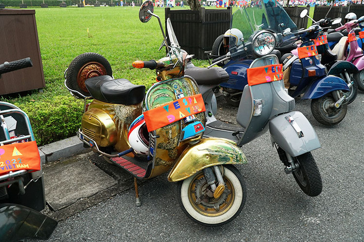 Tại sự kiện hội ngộ giới đam mê xe máy Vespa tại Hà Nội, bên cạnh đa số các xe được giữ nguyên bản với lớp vỏ phủ đậm màu thời gian thì chiếm một lượng không nhỏ là người chơi phong cách sưu tầm những phụ kiện độc đáo gắn vào xe Vespa.