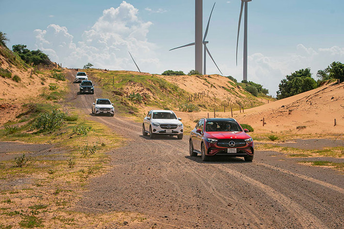 Chế độ “Off-Road” được Mercedes-Benz trang bị để giúp những chiếc GLC thế hệ mới (GLC 200 4Matic và GLC 300 4Matic) lướt trên các đồi cát lún và bùn lầy, xuyên qua địa hình cát trắng lồ lõm rộng lớn, cằn cỗi của Bình Thuận. Ở chế độ này, chân ga sẽ nhạy hơn thông thường để phản ứng tức thì với mọi điều khiển từ người lái, đồng thời tối ưu độ bám và lực kéo bằng cách duy trì tua máy cao ở cấp số thấp.