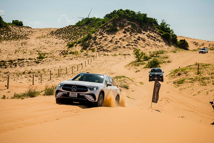 Đặc biệt, ở chế độ Off-Road sẽ hoàn toàn kiểm soát trạng thái và vận hành của xe thông qua trang bị camera 360 độ với công nghệ tiên tiến hiển thị "Nắp ca-pô trong suốt" (Transparent Bonnet).