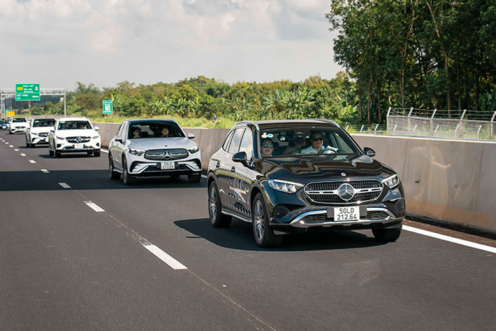 Cụ thể giữa tháng 8/2023 vừa qua, Mercedes-Benz Việt Nam đã dành cho những phóng viên báo chí chuyên về mảng xe tại Việt Nam trải nghiệm mẫu xe SUV Mercedes-Benz GLC 2023 mới với hai phiên bản là 200 4Matic và GLC 300 4Matic, hành trình trên cung đường tương đối dài bắt đầu từ TP HCM đến Phan Thiết.