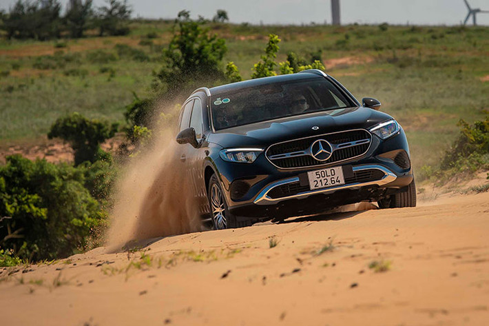 Điểm ấn tượng nhất của người lái trải nghiệm trên Mercedes-Benz GLC 2023 lần này chính là trong cả quá trình di chuyển trên một quãng đường dài nhưng hoàn toàn không hề cảm thấy mệt mỏi khi điều khiển chiếc xe này, thậm chí ngay cả khi ngồi ở hàng ghế thứ hai cũng không cảm nhận thấy sự rung lắc quá mạnh.