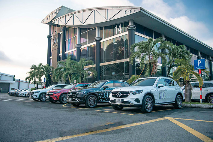 Mercedes-Benz GLC từng được ví như "con gà đẻ trứng vàng" với doanh số dẫn đầu thị trường xe sang Việt Nam. Vậy Mercedes-Benz GLC 2023 mới có gì để tiếp bước người tiền nhiệm để lập thành tích đó? Những trải nghiệm nhỏ trong bài viết này phần nào nói nên được lý do GLC luôn có doanh số dẫn đầu thị trường SUV hạng sang cỡ nhỏ tại Việt Nam.