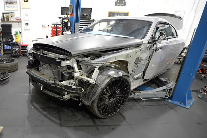 Lấy ví dụ, chỉ riêng thảm trải sàn đã tốn 3.200 euro (khoảng 88 triệu đồng), phù hiệu gắn bên hông xe có giá chừng 1.300 euro (36 triệu đồng) hay bệ bước chân 4.400 euro (121 triệu đồng)...