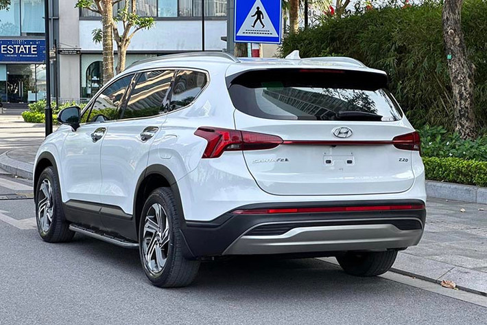 Phần đầu xe gây ấn tượng với lưới tản nhiệt được thiết kế họa tiết vân sóng, viền mạ crôm tinh tế. Nắp ca-pô có 4 đường gân dập nổi kéo dài mạnh mẽ. Đèn pha sử dụng công nghệ Adaptive LED, có khả năng thích ứng tự động (AHB-LED), kết hợp cùng đèn định vị ban ngày thiết kế chữ T độc đáo, tạo điểm nhấn thu hút.