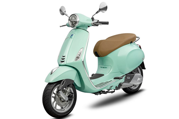 Mẫu xe ga Piaggio Vespa 2020 sẽ có 8 màu sơn ngoại thất mới, đi kèm với đó là các chi tiết được tái thiết kế, công nghệ đèn LED hiện đại và động cơ iGet tiết kiệm nhiên liệu. Phiên bản bản tiêu chuẩn 125cc có thêm một lựa chọn màu mới là xanh bạc hà (Latte e menta), mang tới cái nhìn tinh tế và thanh lịch với nguồn cảm hứng từ màu sắc của Latte e menta - thức uống mùa hè đặc trưng của người Ý.