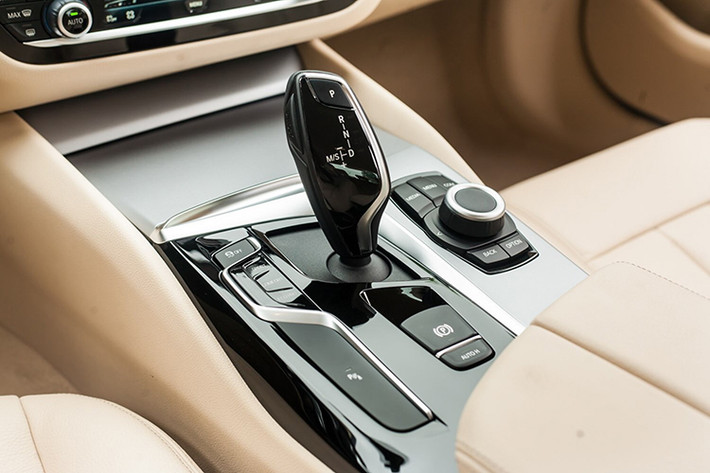 Xe sử dụng hệ thống điều hòa tự động 2 vùng độc lập cho 2 luồng khí ở phía người lái và ghế phụ tỏa ra nền nhiệt riêng biệt đảm bảo sự thoải mái, dễ chịu. Các trang bị khác gồm; đèn viền trang trí đổi 6 màu thay vì 1 màu như 520i, bảng đồng hồ full kỹ thuật số, màn hình hệ thống thông tin giải trí lớn hơn, lẫy chuyển số sau vô-lăng, ốp gỗ thay vì kim loại...