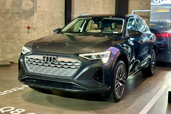 Audi Q8 e-tron 2024 mới đã chính thức ra mắt thị trường Việt Nam với 1 phiên bản Q8 e-tron 55 quattro Advanced. Xe có kích thước tổng thể dài x rộng x cao lần lượt là 4.915 x 1.935 x 1.633 mm và trục cơ sở dài 2.923 mm, nhỉnh hơn một chút so với EQE 500 đang bán tại Việt Nam (4.874 x 1.920 x 1.677 mm).