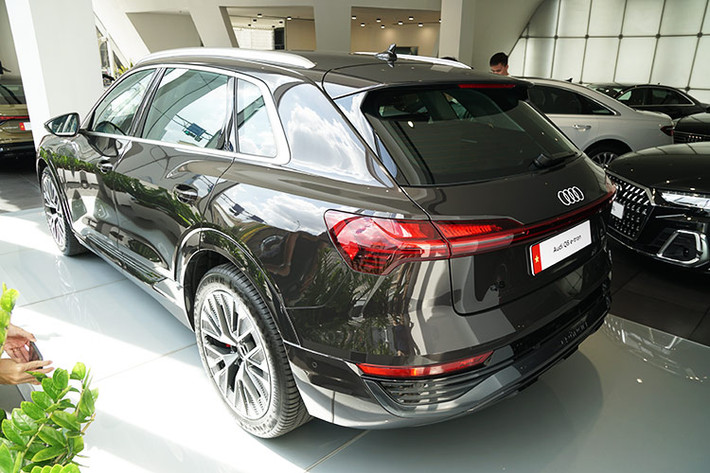 Phần đuôi của mẫu xe SUV điện Q8 e-tron nhà Audi nổi bật là cụm đèn hậu LED hoàn toàn với dải đèn kéo dài toàn bộ chiều ngang làm điểm nhấn. Mâm xe kích thước 21inch 5 cánh màu xám Graphite thiết kế khí động học, đi kèm bộ lốp 265/45R21.