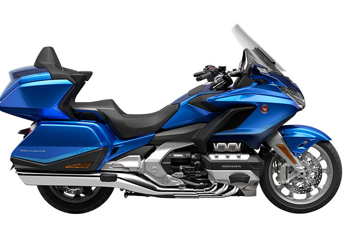 Ngoài bổ sung thêm màu sắc mới, Honda Gold Wing 2022 tiếp tục mang thiết kế Touring đường trường với sự thoải mái tối đa đến từ nhiều trang bị và tiện ích đặc biệt. Trong đó, hệ thống âm thanh của xe đã được nâng cấp ở phiên bản trước với chất lượng cao hơn, công tắc điều khiển tích hợp sẵn với các chế độ điều chỉnh âm lượng, nguồn và chuyển tiếp nhanh.