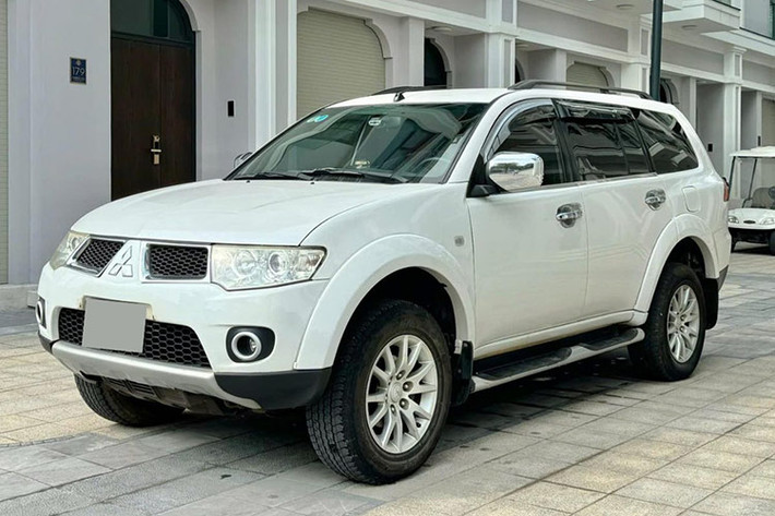 Trên thị trường xe đã qua sử dụng hiện nay, một salon đang chào bán chiếc Mitsubishi Pajero Sport sản xuất 2013 mức với giá 330 triệu đồng. Đây là con số thậm chí còn thấp hơn giá khởi điểm của một chiếc Kia Morning cỡ A (có giá từ khoảng 349 đến 424 triệu đồng).