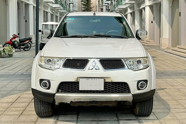 Về kích thước và thông số kỹ thuật, Pajero Sport 2013 sở hữu thông số ấn tượng với chiều dài 4.695mm, rộng 1.815mm và cao 1.825mm. Với trọng lượng không tải 1.840kg cùng khoảng sáng gầm 215mm, xe thể hiện khả năng thích ứng tốt trên nhiều địa hình. Bình nhiên liệu dung tích 70 lít.