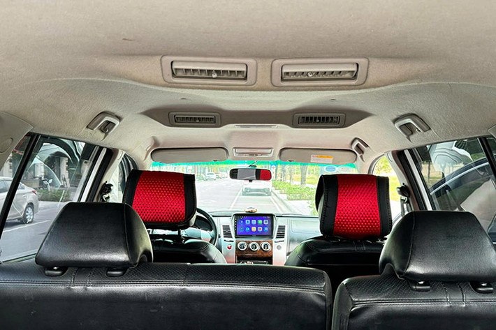 Về trang bị an toàn, Pajero Sport 2013 được trang bị đầy đủ các tính năng hiện đại như hệ thống phanh đĩa trên cả 4 bánh, túi khí đôi, hệ thống chống bó cứng phanh ABS và phân phối lực phanh điện tử EBD.