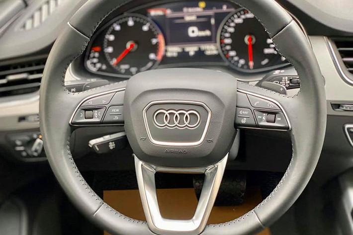 Audi Q7 2019 là mẫu xe sở hữu nhiều công nghệ đỉnh cao, trong đó có nhiều tính năng an toàn như: Hệ thống cân bằng điện tử ESP, màn hình hiển thị cảnh báo áp suất lốp, hệ thống hỗ trợ đỗ xe với camera lùi, hệ thống điều khiển hành trình và giới hạn tốc độ, hai bên trước/sau và trên đầu, trang bị túi khí tiêu chuẩn trước, hệ thống chống trộm khóa cố định ghế trẻ em ISOFIX và điều khiển dây an toàn,...
