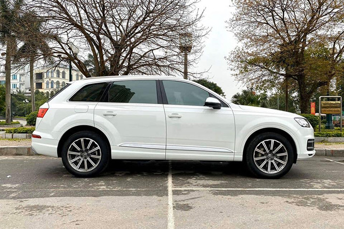 Với mức giá cho bản 2.0 TFSI là 3,48 tỷ đồng, 2.0 TFSI là 4,080 tỷ đồng, mẫu xe Audi Q7 2019 được định vị ở phân khúc xe hạng sang và khá kén khách. Việc chi một số tiền lớn để mua xe mới cũng là một vấn đề nan giải đối với đại đa số người tiêu dùng Việt. Tuy nhiên với chiếc Audi Q7 2019 chạy lướt này, nó được xem là khá hợp lý tại thời điểm hiện nay.