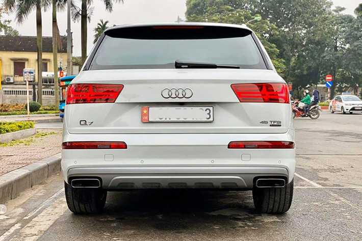 Một số chi tiết khác ở ngoại thất bao gồm mâm 5 chấu kép kích thước 19 inch thời thượng - gương chiếu hậu chỉnh/gập điện, tích hợp xi nhan báo rẽ, viền cửa mạ crom, cụm đèn LED mô phỏng hình mũi tên, cản sau khác màu thân xe tạo điểm nhấn cứng cáp. Cảm biến hỗ trợ lùi/đỗ xe và ống xả cỡ lớn hình đa giác mạ crom....