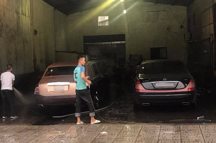 Còn xe thứ 2 là Mercedes-Maybach S600 Pullman, phiên bản siêu đắt đỏ và sản xuất giới hạn. Chiếc xe siêu sang Mercedes-Maybach S600 Pullman của ông Quyết được nhìn thấy lăn bánh trên đường với biển số 30F nên có thể được chủ nhân chi ra hơn 60 tỷ đồng để sở hữu.