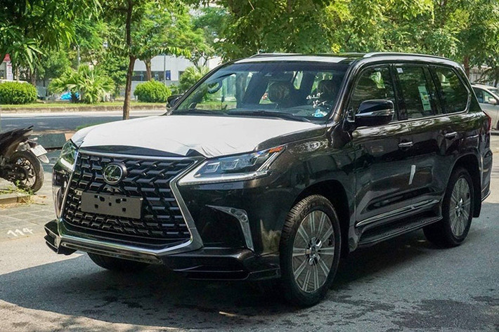Kết hợp với động cơ là hộp số tự động 8 cấp và hệ dẫn động 4 bánh toàn thời gian, nhờ đó, Lexus LX570 có khả năng khả năng tăng tốc từ vị trí xuất phát lên 100 km/h trong vòng 7,7 giây. Ước tính ông Trịnh Văn Quyết phải từng chi ra không dưới 19 tỷ đồng để sở hữu 2 chiếc xe "chuyên cơ mặt đất" Lexus LX570 để phục vụ mình.