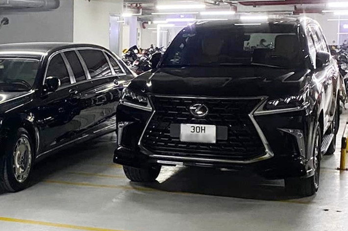 Không chỉ gây ấn tượng ở thiết kế, "chuyên cơ mặt đất" Lexus LX570 còn được trang bị động cơ V8, dung tích 5.7 lít, sản sinh ra công suất tối đa 362 mã lực và mô-men xoắn cực đại đạt ngưỡng 530 Nm tại dải tua máy 3.200 vòng/phút.