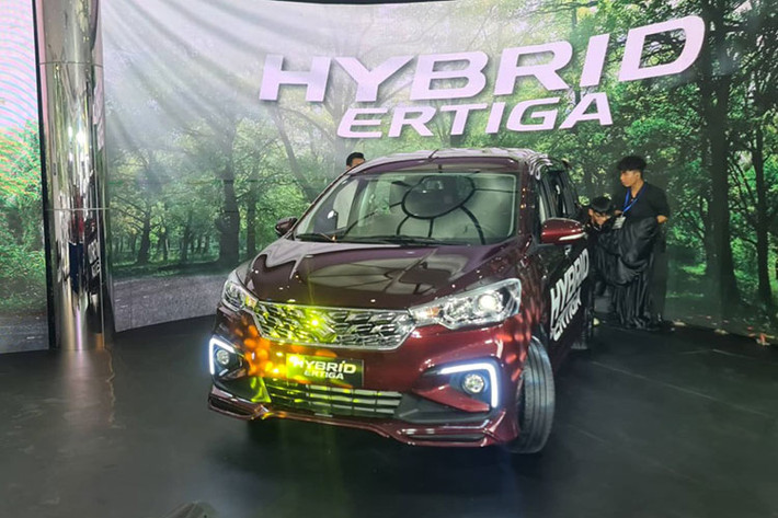Suzuki Việt Nam đã vừa chính thức cho ra mắt mẫu MPV hybrid đầu tiên trong phân khúc MPV cỡ nhỏ là Ertiga Hybrid. Ở phiên bản này Suzuki Ertiga Hybrid 2023 mới đã mang đến tổng cộng 32 cải tiến, tập trung vào nâng cao sự an toàn, thoải mái, 'trau chuốt' tỉ mỉ từ nội đến ngoại thất, mang lại giá trị kinh tế tối ưu cho người dùng.
