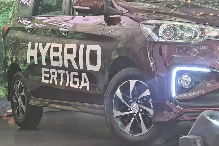 Suzuki Ertiga Hybrid đã được nâng cấp về thiết kế ngoại hình thêm bắt mắt và hiện đại. Hiện diện rõ nét ở phần mặt ca lăng tạo hình mới mẻ, cứng cáp hơn cho xe và được mạ chrome sáng bóng. Chất thể thao trên phiên bản Sport Limited được thể hiện qua bộ “bodykit” gồm cản trước, cản sau và ốp hông xe khá hầm hố.