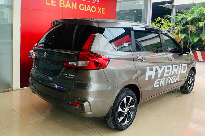 Cụ thể, Suzuki Ertiga hybrid MT số sàn chỉ tốn 5,38 lít/ 100 km đường hỗn hợp. Trong điều kiện thử nghiệm đô thị, mẫu xe tốn 5,95 lít/ 100 km và đường ngoài đô thị là 5,05 lít/ 100 km. Phiên bản AT số tự động tốn nhiên liệu hơn, có các thông số ở điều kiện đường hỗn hợp, trong đô thị và ngoài đô thị lần lượt là 5,69, 6,42 và 5,27 lít/ 100 km.