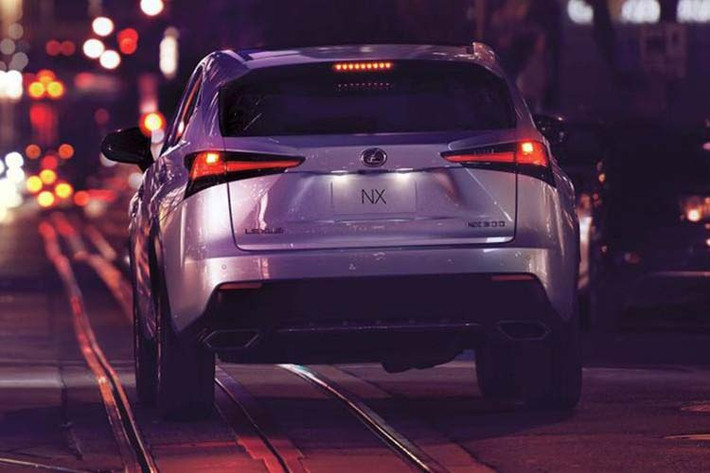 Lexus NX 300 sở hữu động cơ Turbo tăng áp cuộn đôi 2.0L với công nghệ phun xăng trực tiếp 4 kỳ cho động cơ tăng áp D-4ST và công nghệ ESTEC, đáp ứng tiêu chuẩn khí thải Euro 6 và sản sinh công suất cực đại 235 mã lực tại 4.800-5.600 vòng/ phút và mô men xoắn cực đại 350 Nm tại 1.650-4.000 vòng/ phút.