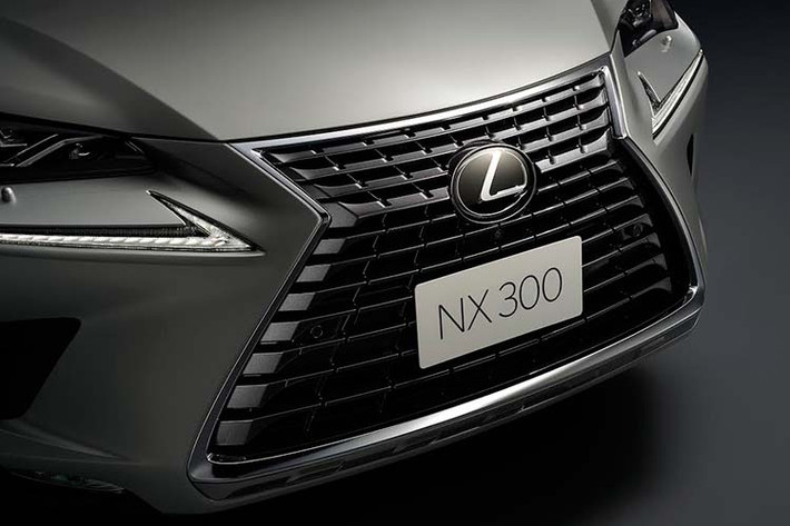Bên cạnh đó Lexus NX300 phiên bản nâng cấp mới cũng có rất nhiều công nghệ trang bị hiện đại như cụm đèn pha full LED, đèn LED ban ngày, lazang 18" thể thao, tay nắm cửa phát sáng và mở cửa thông minh....